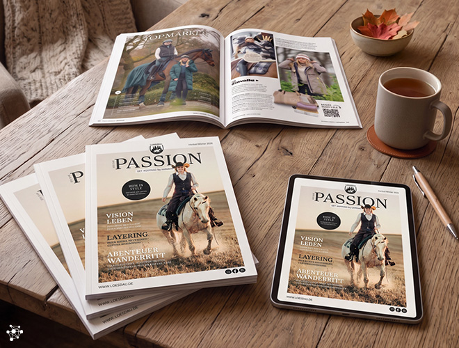 Das Passion Magazin liegt aufgeblättert auf dem Tisch, daneben ein Kaffee, ein Tablet mit dem Cover des Magazins und ein Stift.