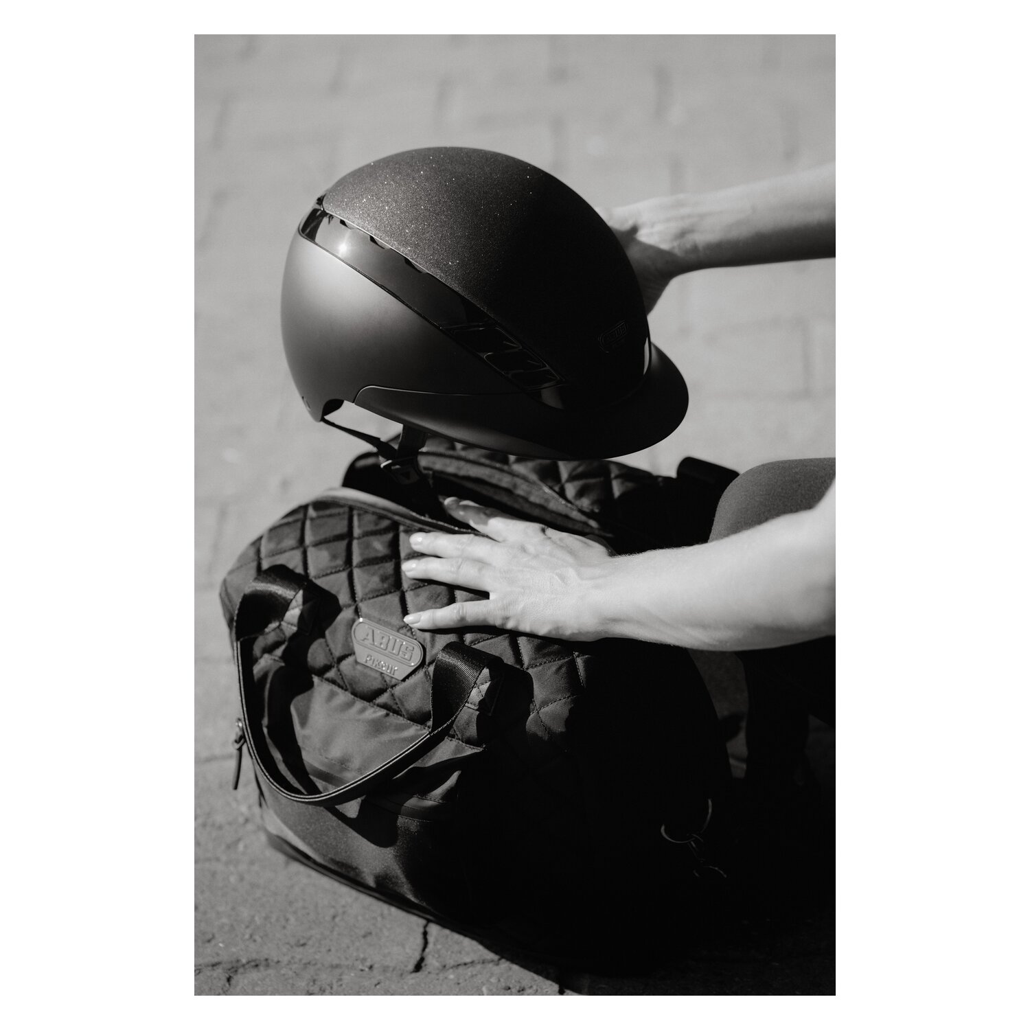 ABUS PIKEUR Helmtasche – Ansicht 2