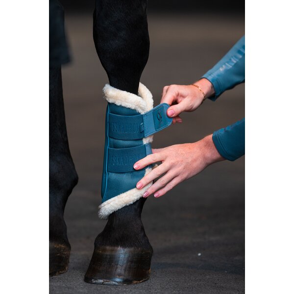 ESKADRON Classic Sports peesbeschermers Mesh FauxFur, voor voor- en achterbenen steel blue | XL